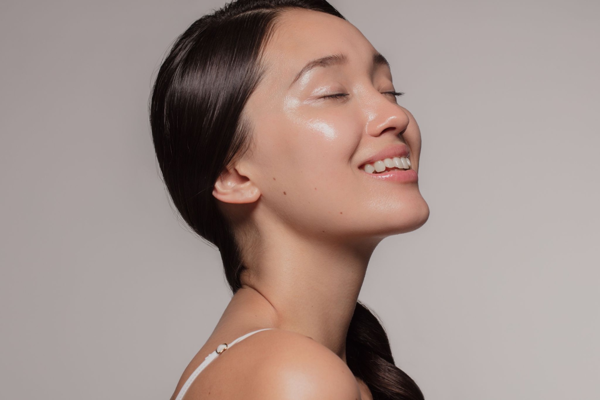 ทำความรู้จักกับ Glass Skin (ผิวกระจก) เทรนด์ผิวใส 2025 พร้อมแนะนำหัตถการสร้างผิวฉ่ำวาวสุขภาพดี